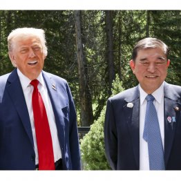 完全に見下されている(内閣広報室提供・共同)
