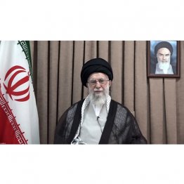 より強靭に核開発の道へ(イラン最高指導者のハメネイ師) (C)ロイター/WANA