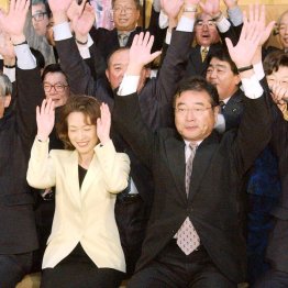 2003年衆院選で国政復帰、万歳して喜ぶ加藤紘一氏。左は愛子夫人(C)共同通信社