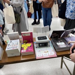 ZINEイベントの様子。「文学フリマ」(2024年5月)/(写真提供)石塚集