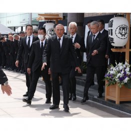 六代目山口組の司忍組長(中央)ら=稲川会清田次郎総裁会葬で、5月(C)日刊ゲンダイ