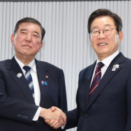 カナダ西部カナナキスで初対面(代表撮影・共同)