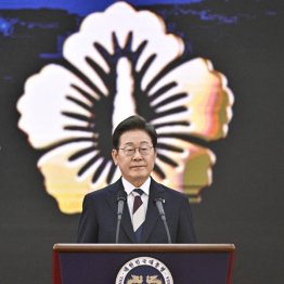 国花「無窮花」をバックに演説(C)ロイター