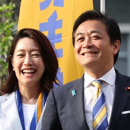国民民主党・玉木代表(右)が直接口説き落とした牛田茉友候補(C)日刊ゲンダイ