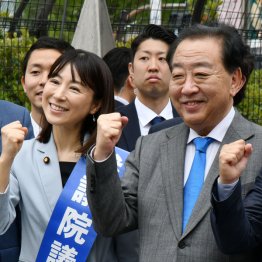 立憲民主党の塩村文夏候補(左)は野田代表とガッツリポーズ(C)日刊ゲンダイ