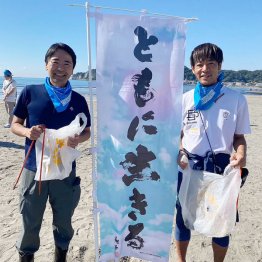 「Chance&Empowerment」プロジェクトではビーチクリーン活動も。右が佐藤伸也社長(提供写真)