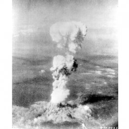 1945年8月6日、広島に原爆を投下した爆撃機エノラ・ゲイから投下直後に撮影されたきのこ雲(米国立公文書館所蔵・共同)