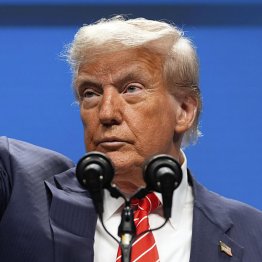 オランダ・ハーグで記者会見するトランプ米大統領(C)AP=共同