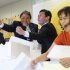 「年収の壁」などを見立てた発泡スチロールを破壊するパフォーマンス（Ｃ）日刊ゲンダイ