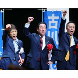 05【当落予想】埼玉01・岸田前首相(中央)の公約で大盛り上がり、「怪力過ぎる官房副長官」村井英樹衆院議員(右)も支援(自民・古川俊治=左)/(C)日刊ゲンダイ