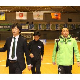 佐藤伸也湘南ベルマーレフットサルクラブ社長(左)、久光重貴選手(右端)と(提供写真)