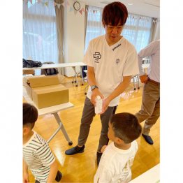 児童養護施設を訪問する湘南ベルマーレフットサルクラブの佐藤伸也社長(提供写真)