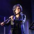 専用のフルートで左手だけでほぼすべての音が出せるうに（撮影）原田直樹