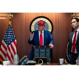 イランの核施設を空爆、ホワイトハウス作戦指令室で指揮を執るトランプ米大統領（Ｃ）ロイター／米ホワイトハウス提供　