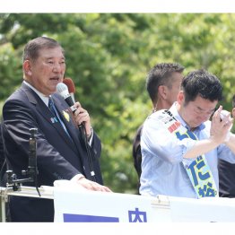 口を開けば無為無策に言い訳ばかり(C)日刊ゲンダイ