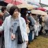 昨年の兵庫県知事選で多田ひとみ氏（左）は斎藤陣営で通行人整備を（Ｃ）日本中学生新聞
