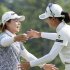 木戸愛（右）に祝福される永峰咲希（Ｃ）共同通信社