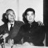 巨人と入団契約を交わした長嶋（右）と品川主計球団社長（Ｃ）共同通信社