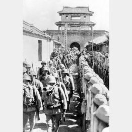 市の城壁を伝って、河北省保定に入城する日本軍兵士(1937=昭和12=年10月、INTERNATIONAL NEWS PHOTOS)/(C)共同通信社