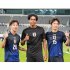ジャーメイン（中央）を囲むFW中村草太（左）とMF稲垣祥（Ｃ）Norio ROKUKAWA ／ office La Strada