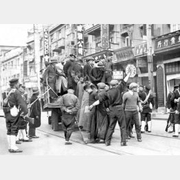 上海事変 。上海で、中国人捕虜をトラックに乗せる日本軍兵士(1932=昭和7=年2月)/(C)共同通信社