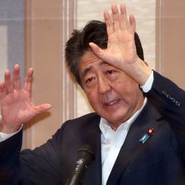 “武器爆買い”までも受け入れた(C)日刊ゲンダイ