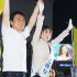 並んでマイク納め（提供）黒猫ドラネコ氏