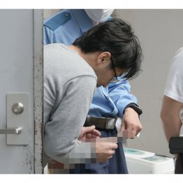 不同意わいせつと器物損壊の疑いで逮捕され、送検される西宮健右容疑者=10日午前、東京・蔵前署(C)日刊ゲンダイ