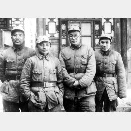 八路軍第129師団政治委員当時の鄧小平(左2)と同師団指導者たち(1938=昭和13=年1月、山西省桐峪鎮)/(C)共同通信社