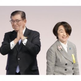自民・大内理加は今回も苦しい(石破首相と)/(C)共同通信社