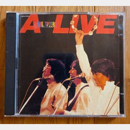 ライブ盤のジャケットで、これほど無の境地でたたずむ人はいないだろう(提供)スージー鈴木