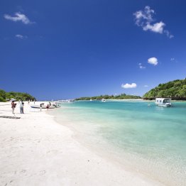 沖縄の美しい海、守りたい(写真は、川平湾) (C)BUD International/アマナイメージズ/共同通信イメージズ