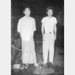 インドネシア独立軍に参加した大城吉松さん(右)と新井守一さん(1956=昭和31=年3月17日、日昌丸船上)/(C)共同通信社