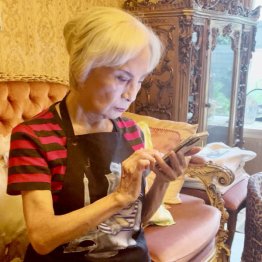 携帯電話の万歩計アプリを使って毎日5000歩は歩くことを心がけているそう(C)日刊ゲンダイ