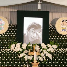 赤塚不二夫告別式で（Ｃ）日刊ゲンダイ