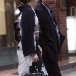 着物のままディスコに(C)日刊ゲンダイ