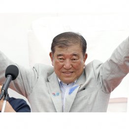 石破自民は国民をなめている(有権者に支持を訴える石破首相=13日、熊本県)/(C)共同通信社