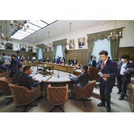 まだまだ記憶に新しい(野党7党提出のガソリン税暫定税率廃止法案を巡り、自民党は採決拒否。一方的に自民・三宅伸吾委員長〈右〉が散会宣言=参院財政金融委、6月)/(C)共同通信社