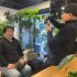増田氏を撮影する典明氏（Ｃ）日刊ゲンダイ