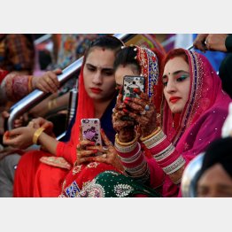 パキスタンの若い女性たち(C)ロイター=共同