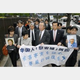 中国人元従軍慰安婦訴訟で原告の写真を掲げ最高裁に入る弁護士ら(2007年4月27日)/(C)共同通信社