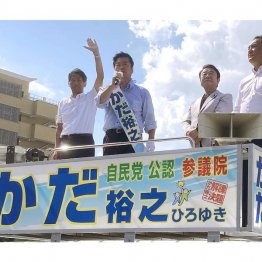 大阪府連の青山繁晴会長(右2)と並んで(C)日刊ゲンダイ