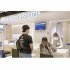 百貨店の免税カウンターで手続きをする訪日観光客（Ｃ）共同通信社