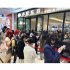 中国人に人気の「サイゼリヤ」、行列をつくって順番待ちをする客＝上海市（Ｃ）共同通信社