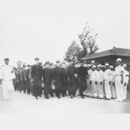在学途中で徴兵され、入隊に際し隊列を組んで基地に入る学生たち(1943=昭和18=年9月)/(C)共同通信社