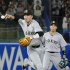 八回裏2死三塁で三塁手の坂本勇人がファンブルし、決勝点を献上（Ｃ）共同通信社