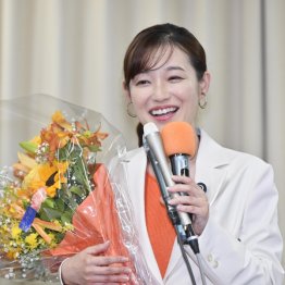 東京選挙区で初当選を果たし、あいさつする参政党のさや氏=20日夜、東京都千代田区(C)共同通信社