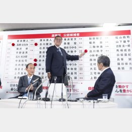 菅義偉副総裁(左)が今後の政局のキーパーソンなのか(C)共同通信社