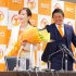 大ハシャギの参政党さや氏（左）と同党の神谷宗幣代表（Ｃ）日刊ゲンダイ