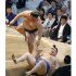 突き落としで破る玉鷲（Ｃ）共同通信社